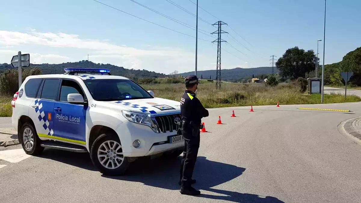 El control que ha muntat la Policia Local de Santa Cristina d'Aro a l'entrada del municipi per Solius aquest 10 d'abril del 2020, on s'ha enxampat els dos joves que venien de Reus i han fet 200 quilòmetres saltant-se l'estat d'alarma.