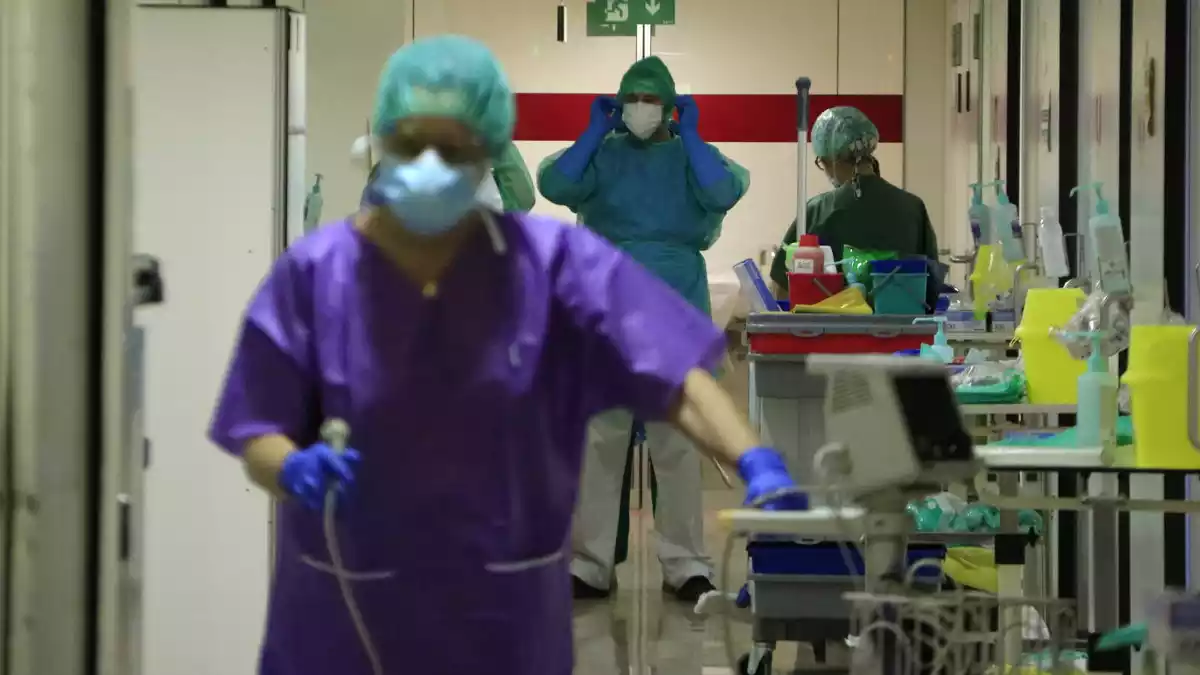 Professionals sanitaris en un passadís de l'Hospital de Bellvitge, que s'ha habilitat per atendre pacients amb covid-19