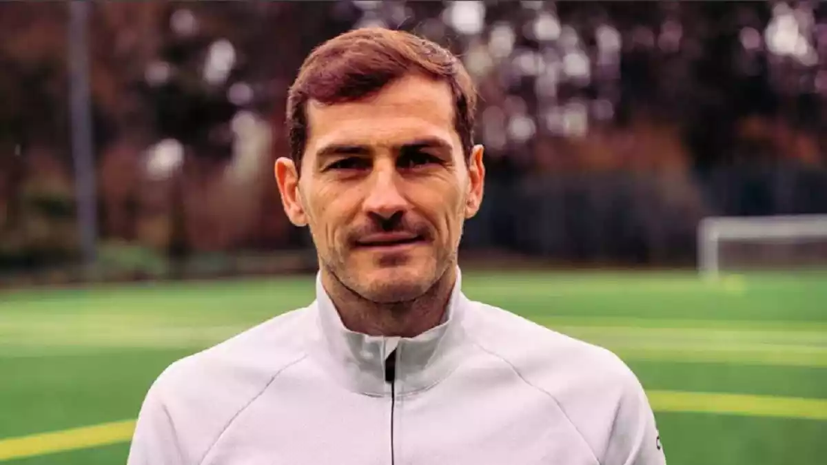 Iker Casillas en un campo de fútbol y con un balón en las manos