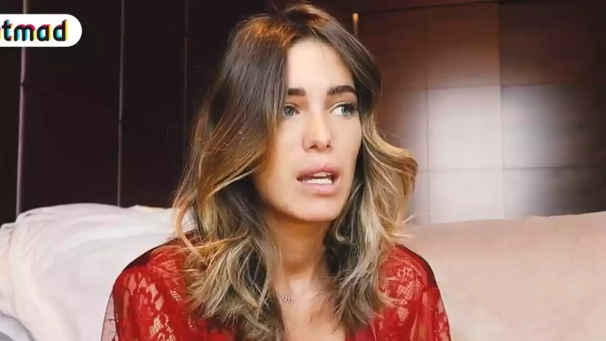 Marta López en camisón hablando para la cámara