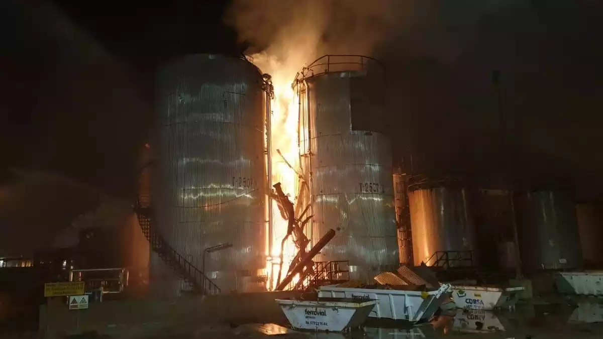 Imatge de l'incendi de la planta química IQOXE de Tarragona