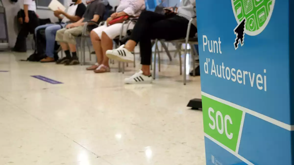 Imatge d'una sala interior d'una oficina del Servei d'Ocupació de Catalunya (SOC)