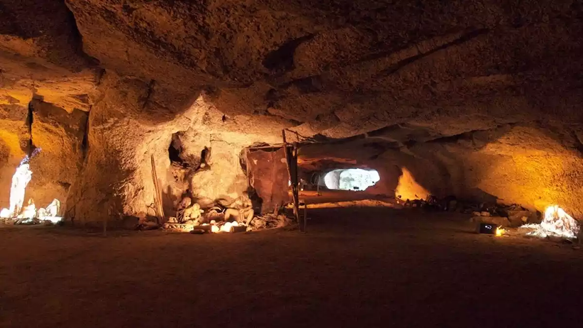 L'interior de la Cova de la Font Major de l'Espluga de Francolí