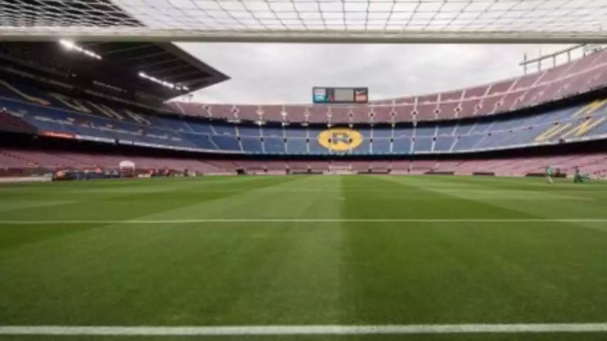 El Camp Nou totalment buit vist des d'una de les porteries
