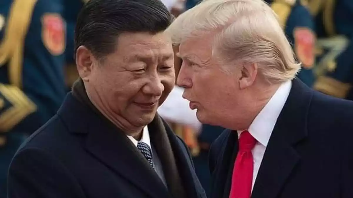 Imagen de Xi Jinping y Donald Trump hablando a una distancia cercana