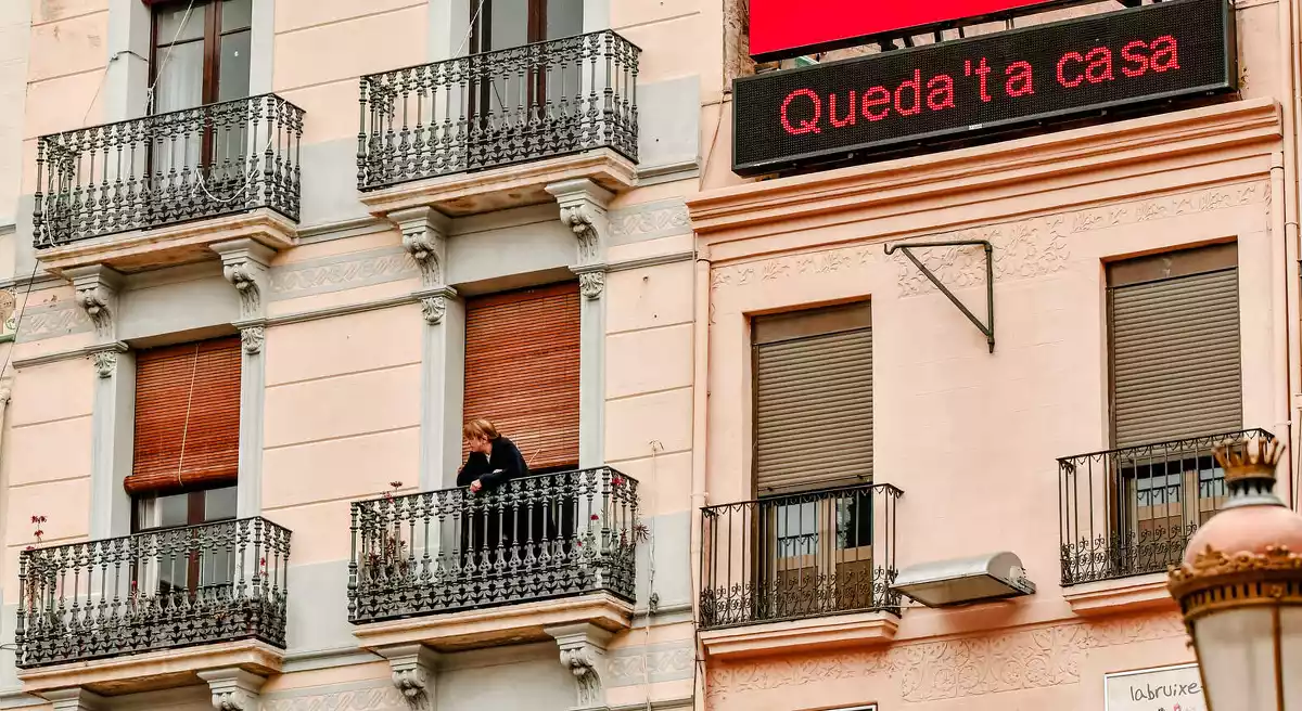 Una dona al seu balcó.