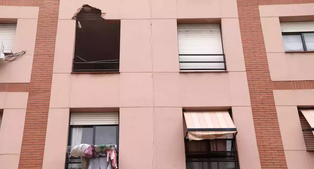 Pla mitjà de la finestra de l'edifici de Torreforta per on va entrar el projectil impulsat per l'explosió a IQOXE, i que va acabar amb la vida d'un home