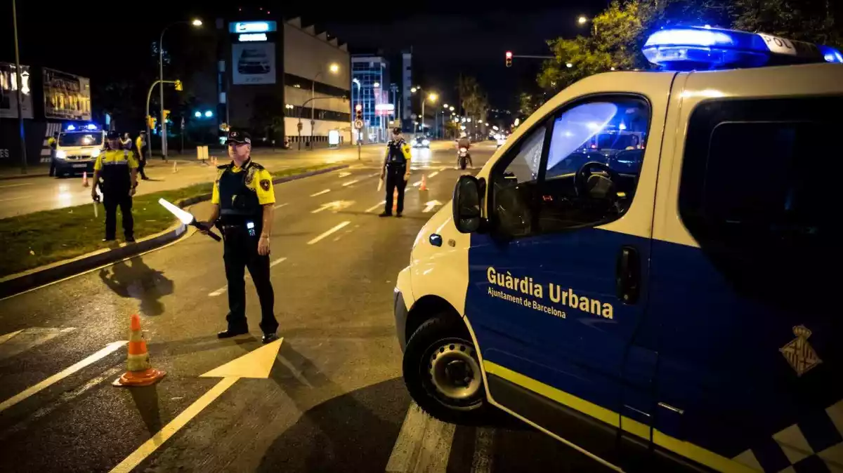 Un control nocturn de la Guàrdia Urbana de Barcelona