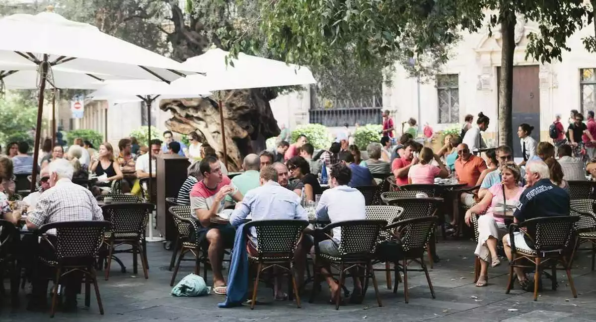 Varias personas en una terraza al aire libre de un restaurante de Palma (Mallorca) en junio de 2014