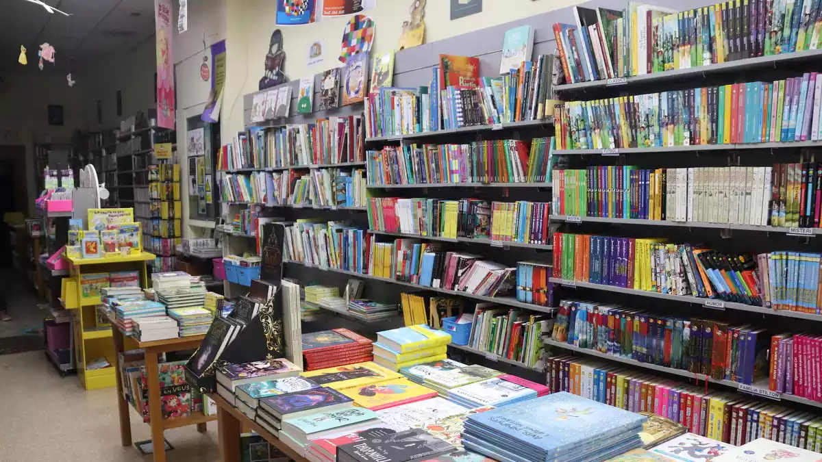 Pla general de l'interior de la llibreria Adserà, tancada al públic a causa del confinament