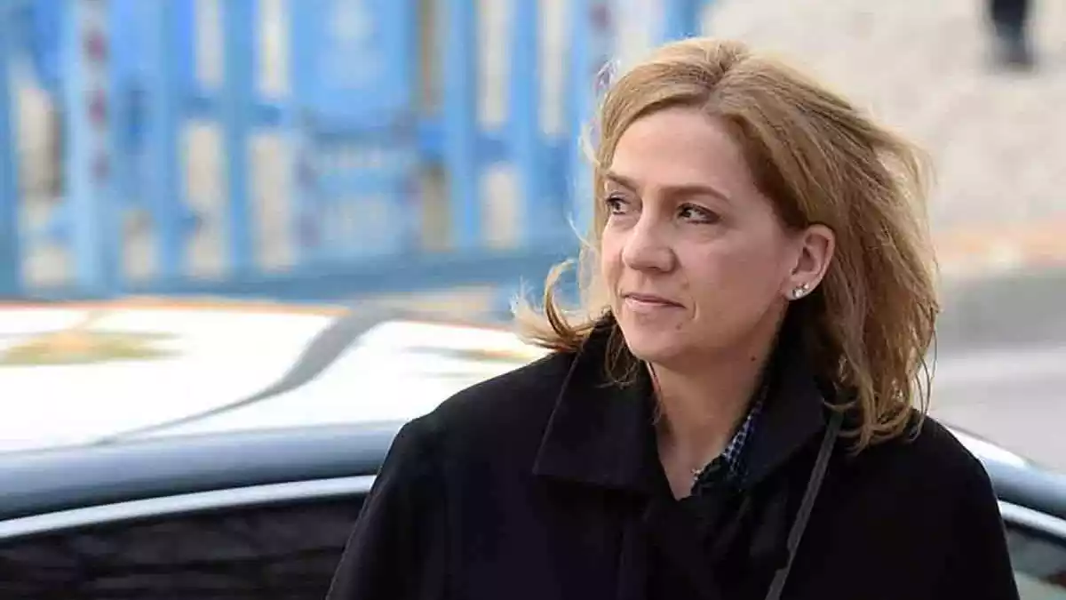 La Infanta Cristina de Borbón en la calle, vestida de negro