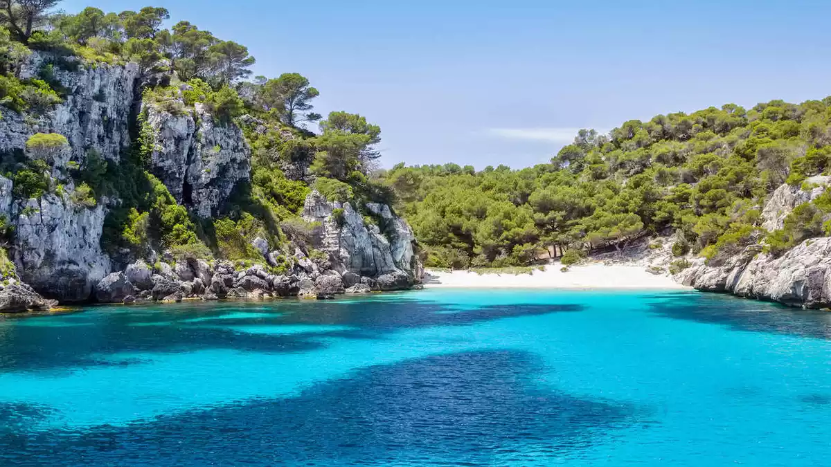 Imagen de una playa de Menorca