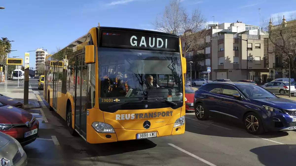 Imatge d'un autobús de la línia 10 de Reus, en direcció al barri Gaudí, aturat en una parada de la vorera nord del passeig de Mata