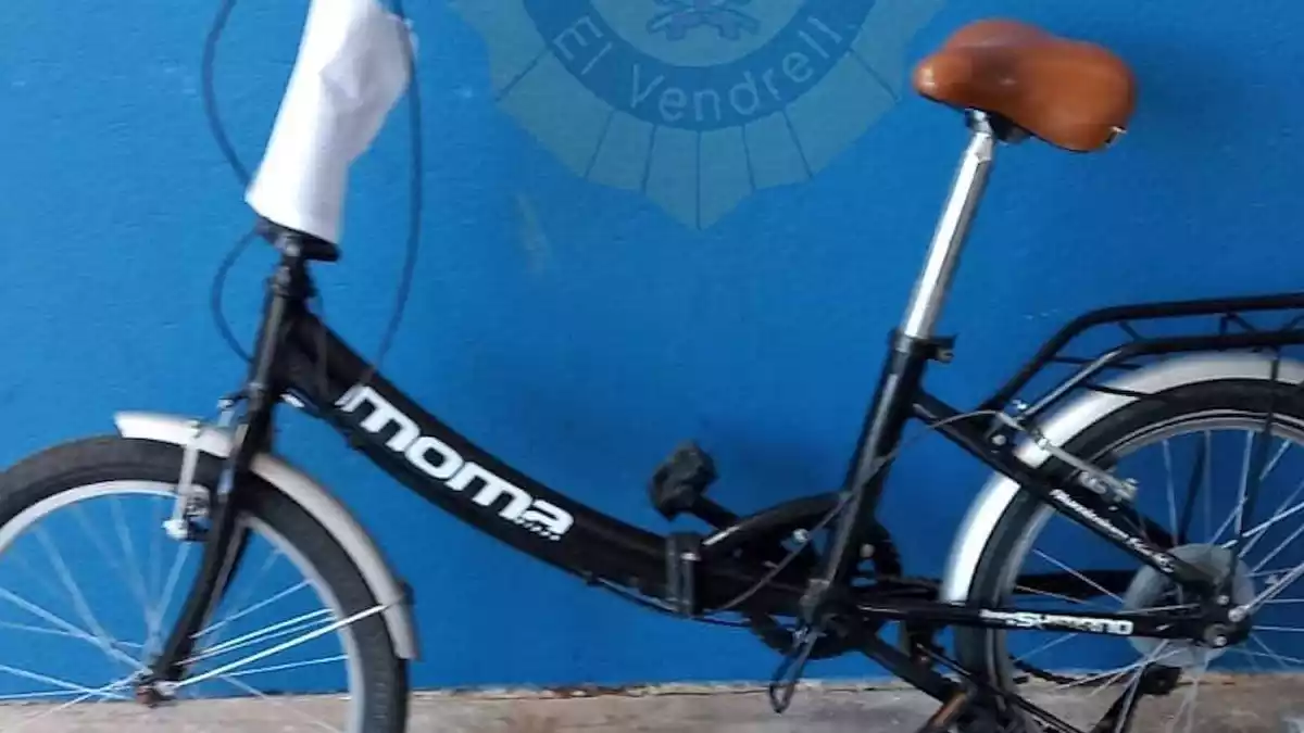 Imatge de la bicicleta amb la qual un home va patir un accident al Vendrell