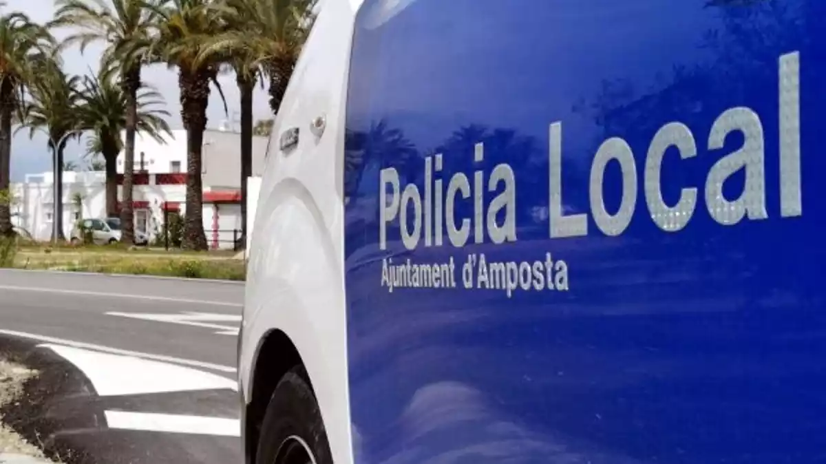 Una patrulla de la Policia Local d'Amposta en una imatge d'arxiu