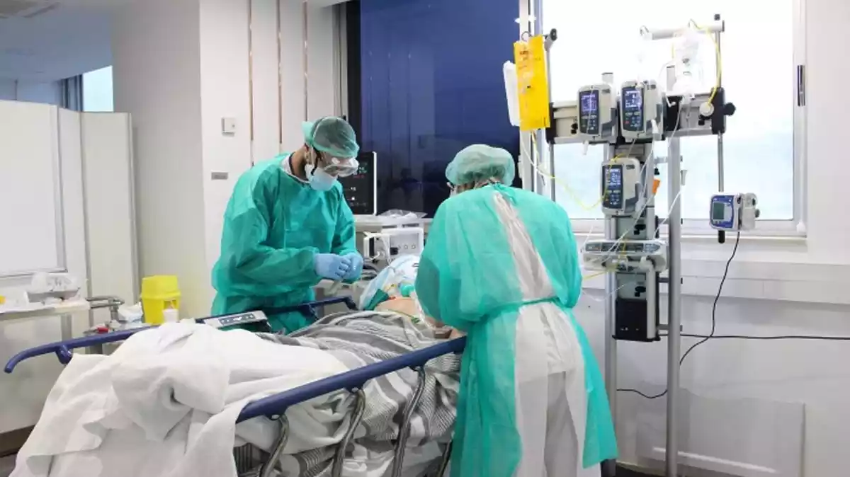Dos metges atenent un pacient de coronavirus a l'hospital trueta, 18/04/2020
