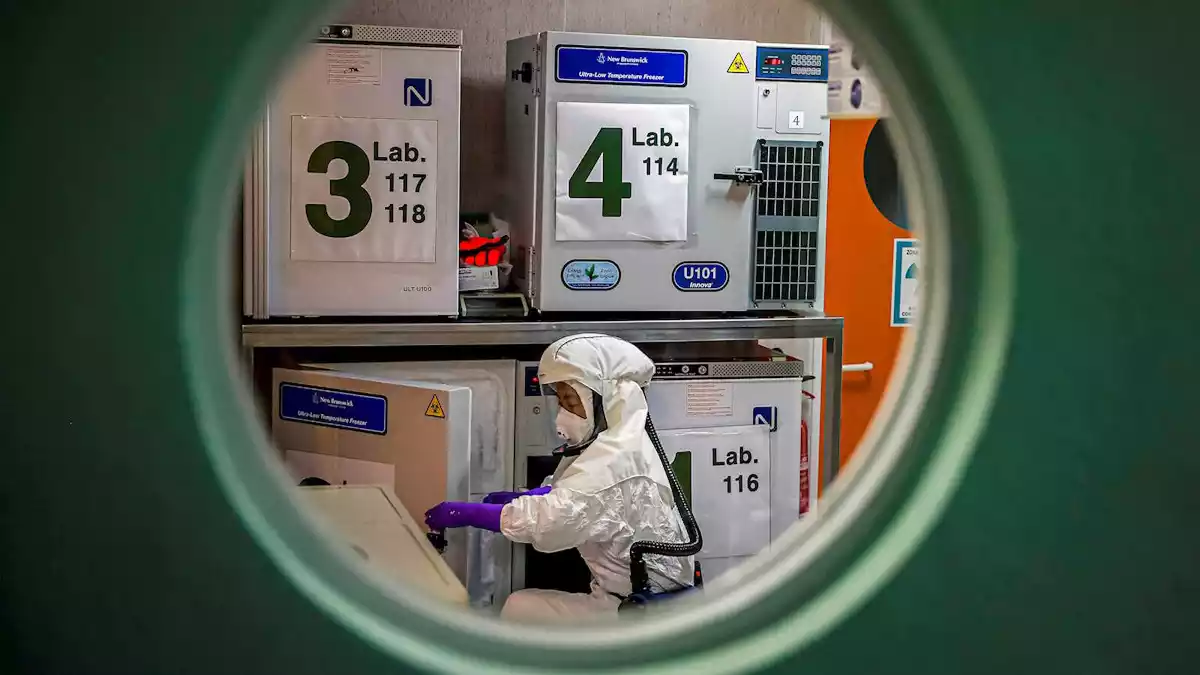 Un treballador d'un laboratori d'alta seguretat del Centre Nacional de Biotecnologia a Madrid