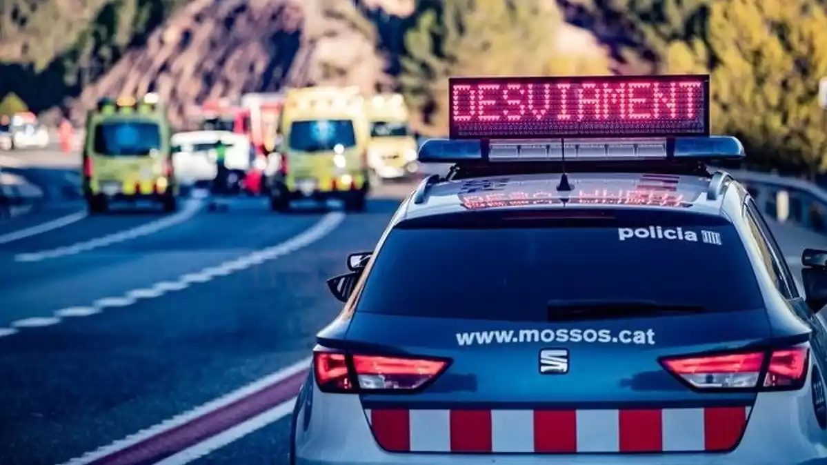 Cotxe de Mossos i ambulàncies del SEM durant un accident de trànsit