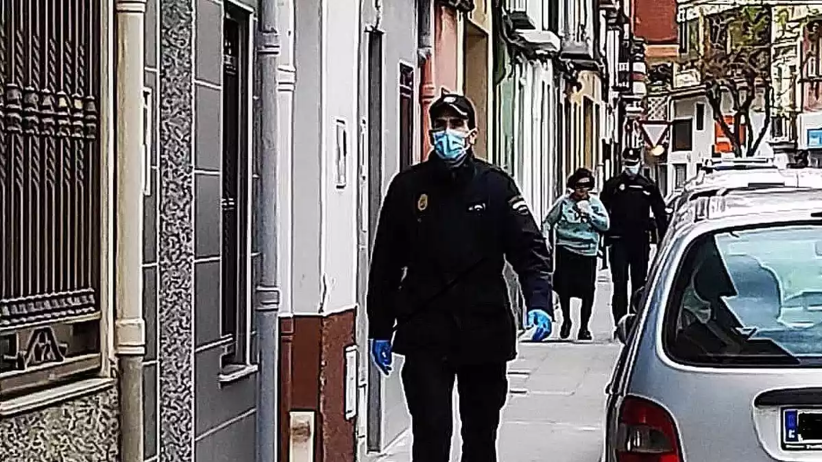 Agents de la Policia Nacional cuidant a una dona amb alzheimer durant el confinament a Castelló
