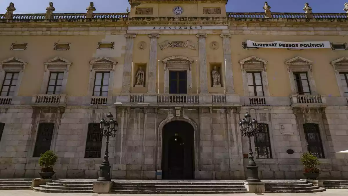 Façana de l'Ajuntament de Tarragona, a la plaça de la Font