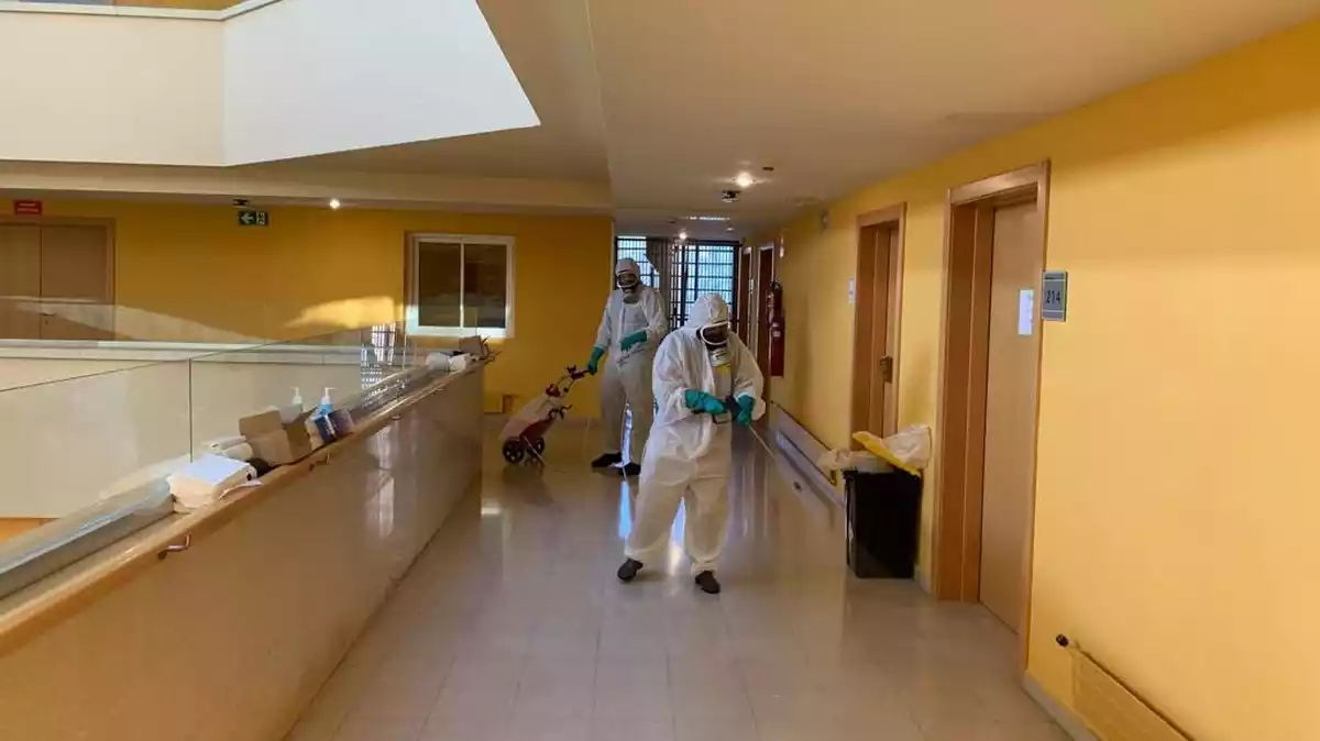 Dos operaris desinfectant una residència a Tarragona