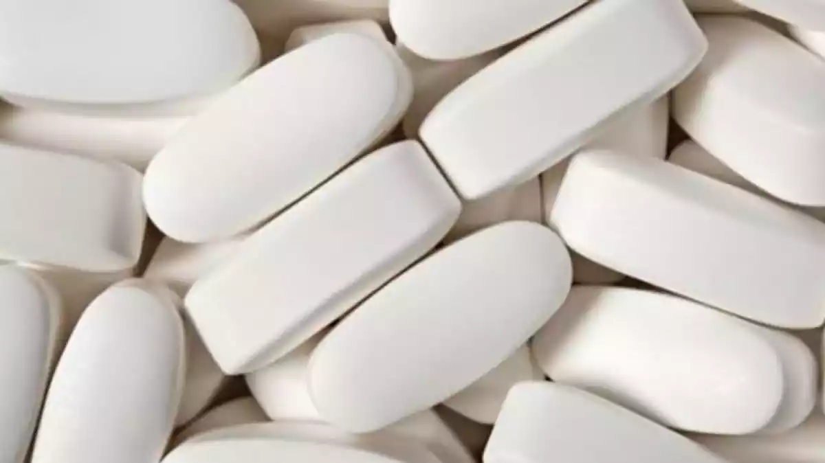 Imagen de muchas pastillas de color blanco que recuerdan al Ibuprofeno