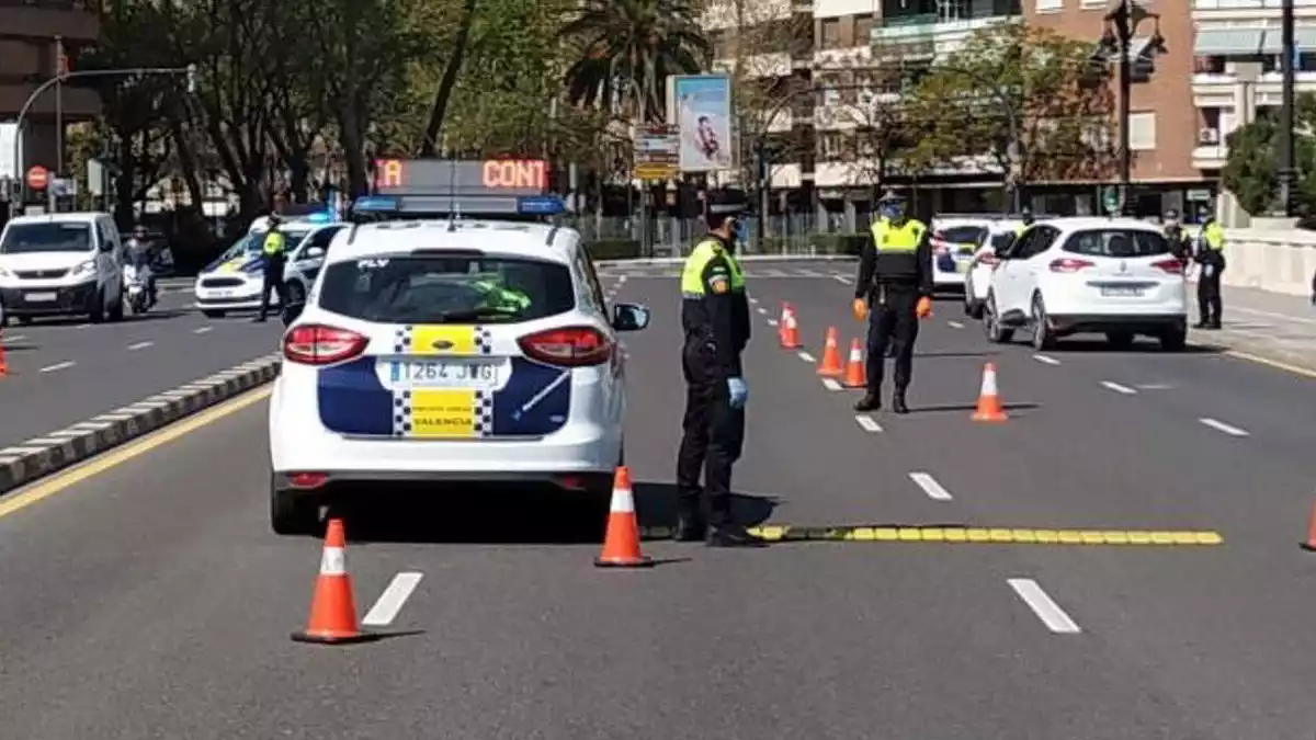 Policía Local de Valencia en un control para el cumpliento del estado de alarma