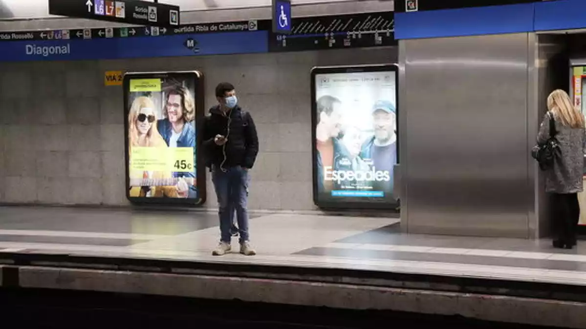 Una persona amb mascareta esperant el Metro a Barcelona el 13 d'abril de 2020