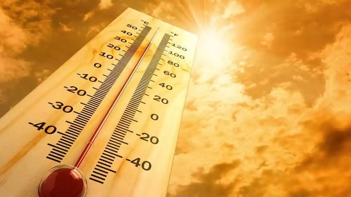 Imatge d'un termòmetre molt amunt per la calor