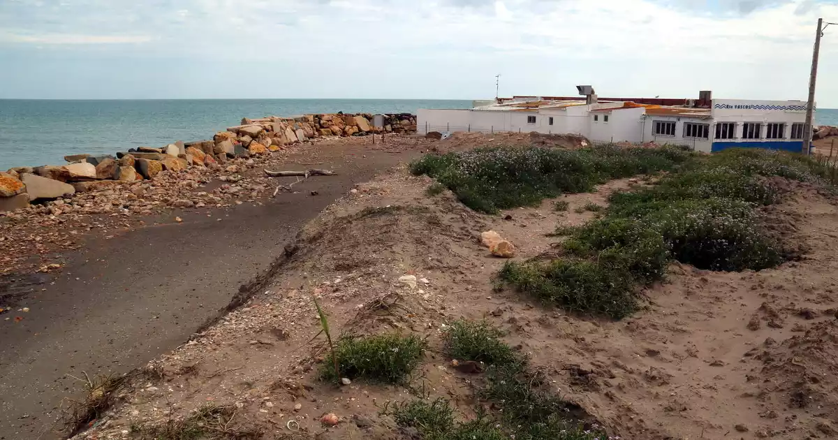 Pla picat de l'inici de a barrera de sorra, en paral·lel a l'escullera que protegeix el restaurant Els Vascos, ala platja de la Marquesa, a Deltebre