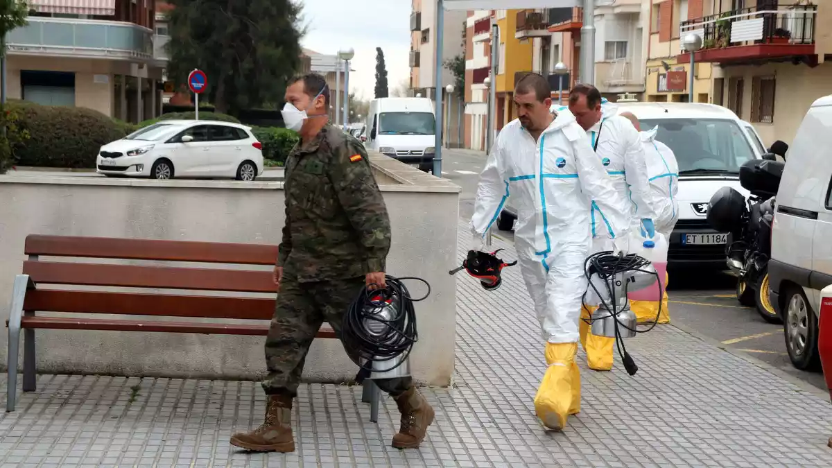 Efectius de l'exèrcit espanyol accedint a la Residència Vila-seca amb material divers per tal de desinfectar-la