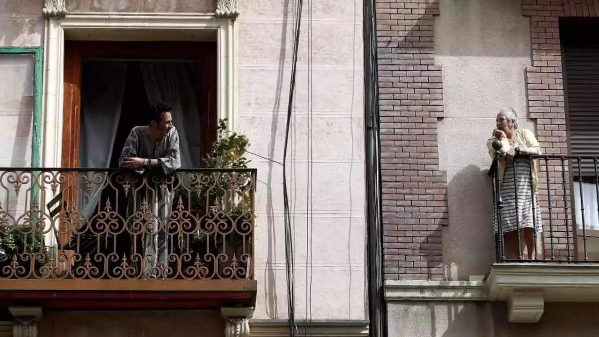 Imagen de los balcones de una ciudad española en plena crisis del coronavirus