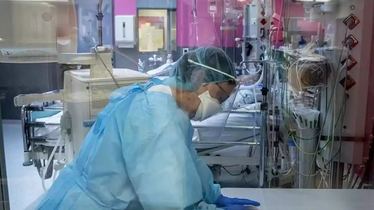 Una infermera atendiendo a un paciente con cornavirus en la Unidad de Curas Intesivas en el CHR Verviers Hospital