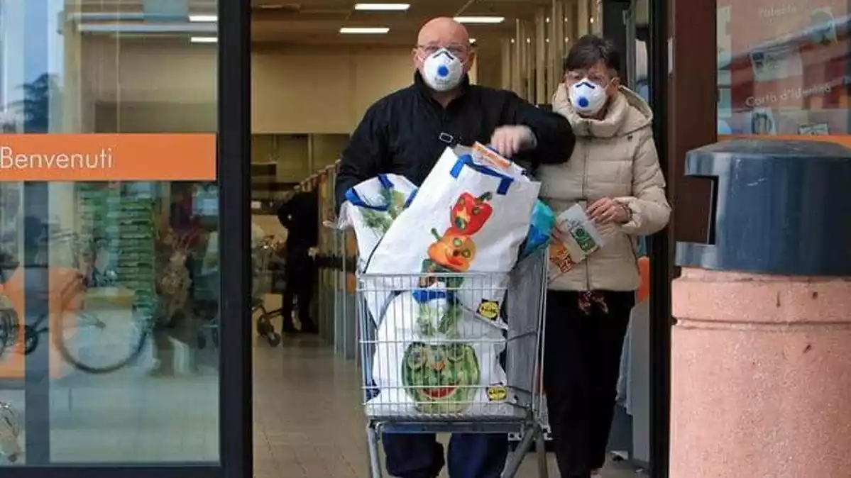 Imagen de clientes en un supermercado de Italia