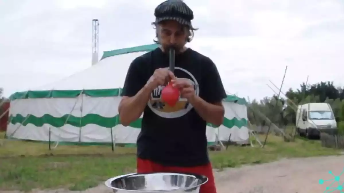 Captura de Marc Micheo, del circ Mussaranyes, ensenyant com fer pilotes de malabars