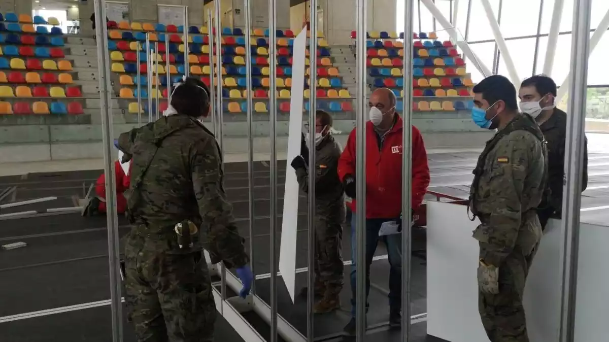 Miembros del Ejército montando un hospital de campaña en Sabadell