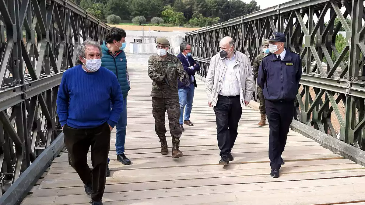 El subdelegat del govern espanyol a Tarragona, Joan Sabaté; de l’alcalde de Montblanc, Josep Andreu; i de membres de l'exèrcit espanyol durant la visita al pont provisional construït a Montblanc