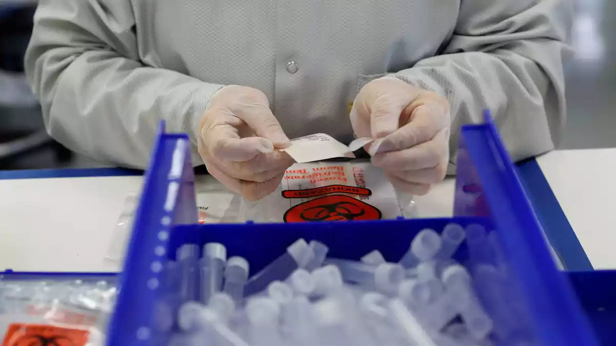 Un tècnic munta kits de proves de coronavirus en una fàbrica a Califòrnia, als EUA, el 26 de març de 2020