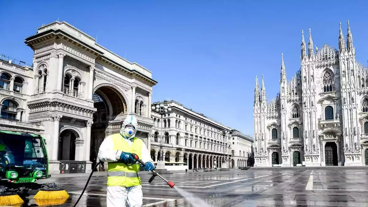 Un operario de la limpieza en la plaza del Duomo de Milán el 31 de marzo de 2020