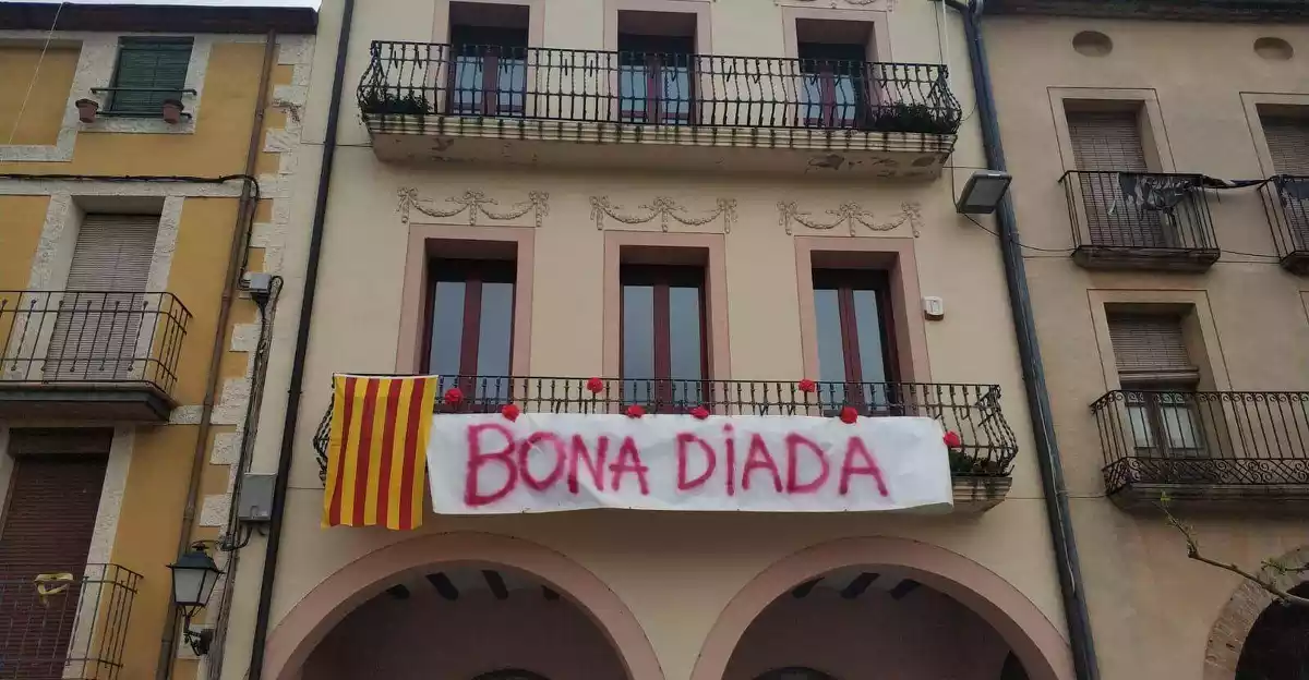 Façana de l'Ajuntament de Prades per Sant Jordi