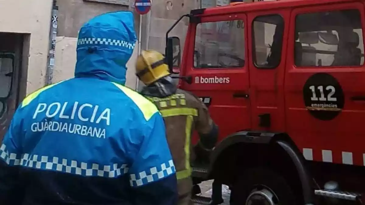 Els Bombers i la Guàrdia Urbana actuant en un incendi al carrer Dorotea de Reus