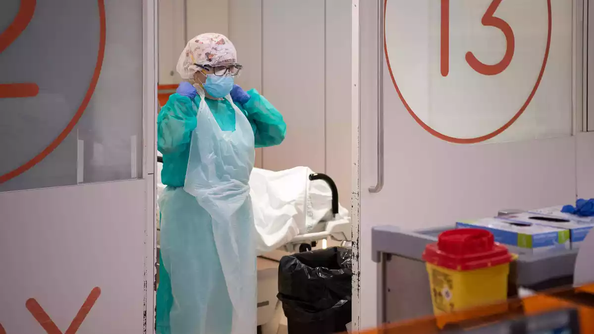 Professionals sanitaris atenen malalts de coronavirus a l'Hospital Clínic. Imatge publicada el 16 d'abril del 2020