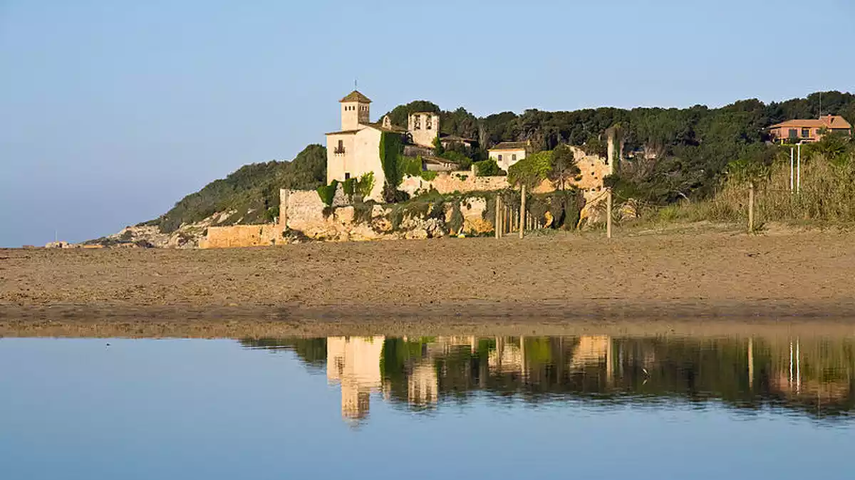 Reflex del Castell de Tamarit a la desembocadura del riu Gaià