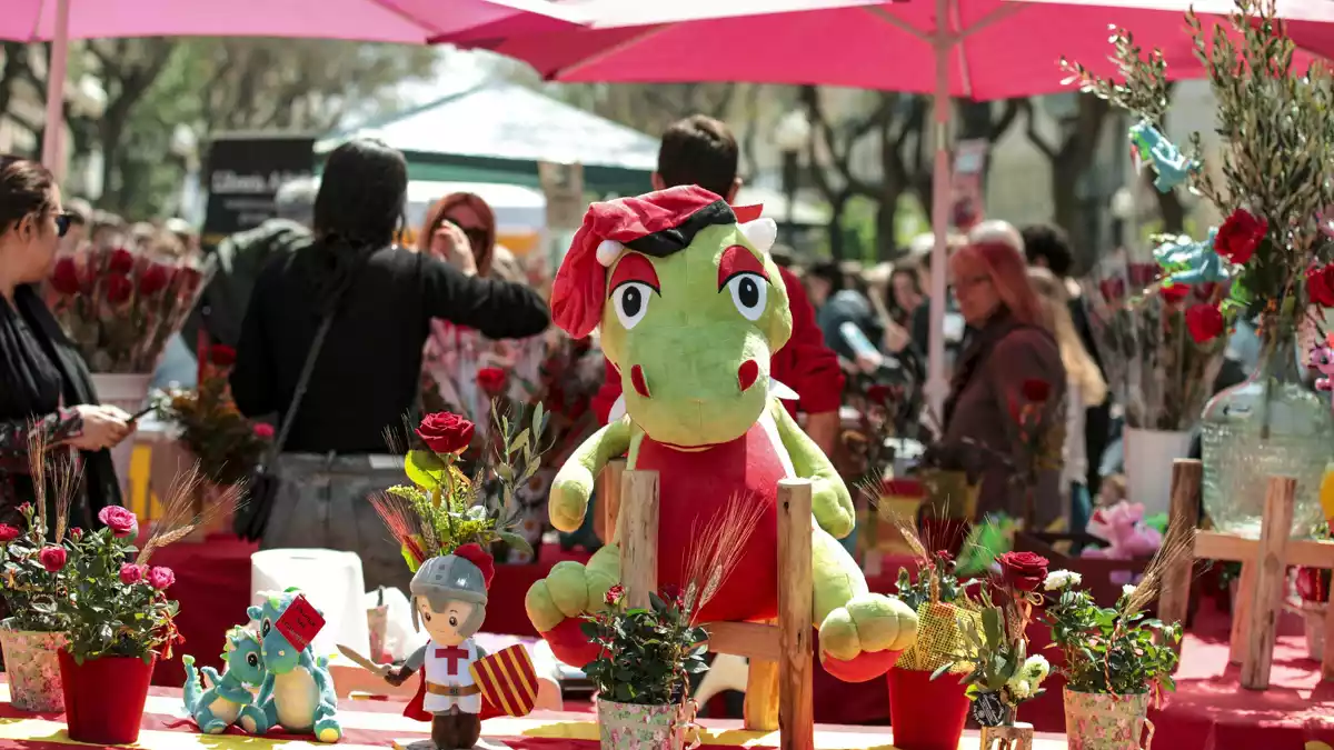 Sant Jordi 2019: la gent de Tarragona surt a comprar llibres i roses