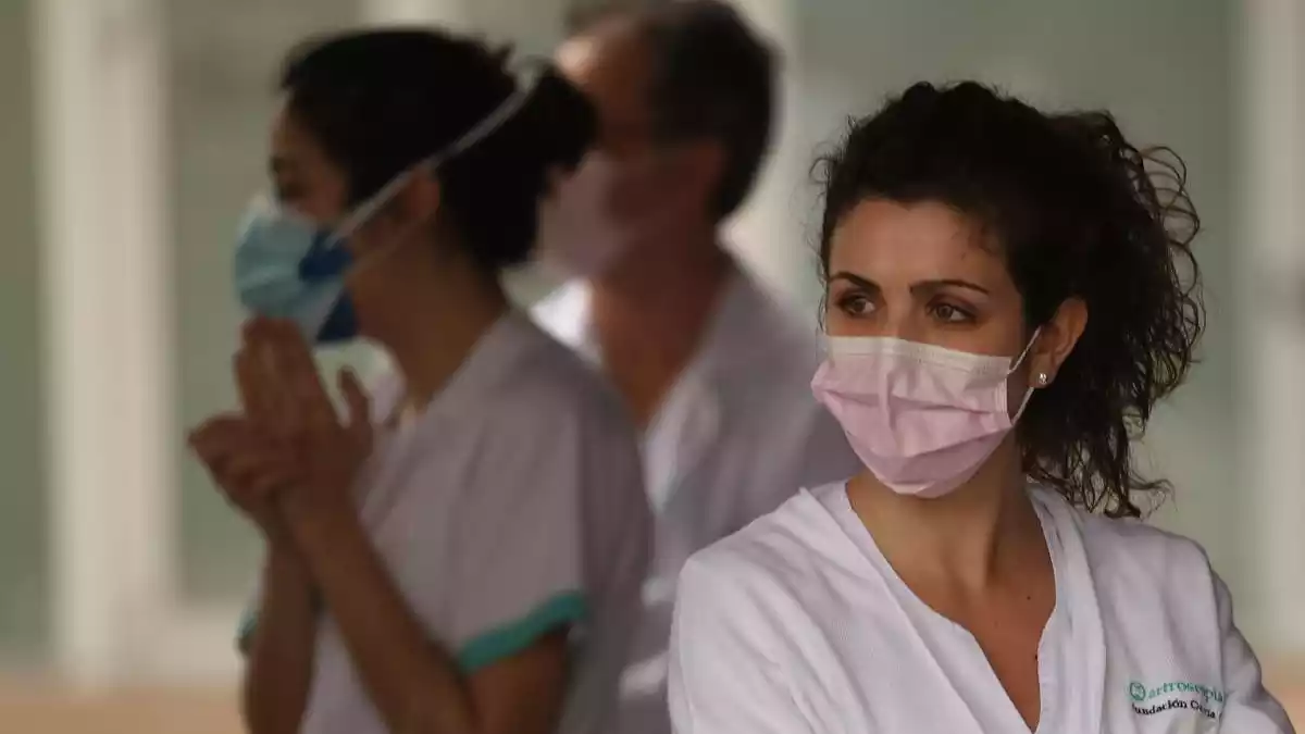 Una sanitària de l'Hospital Quirónsalud durant el minut de silenci per la mort per coronavirus d'una doctora