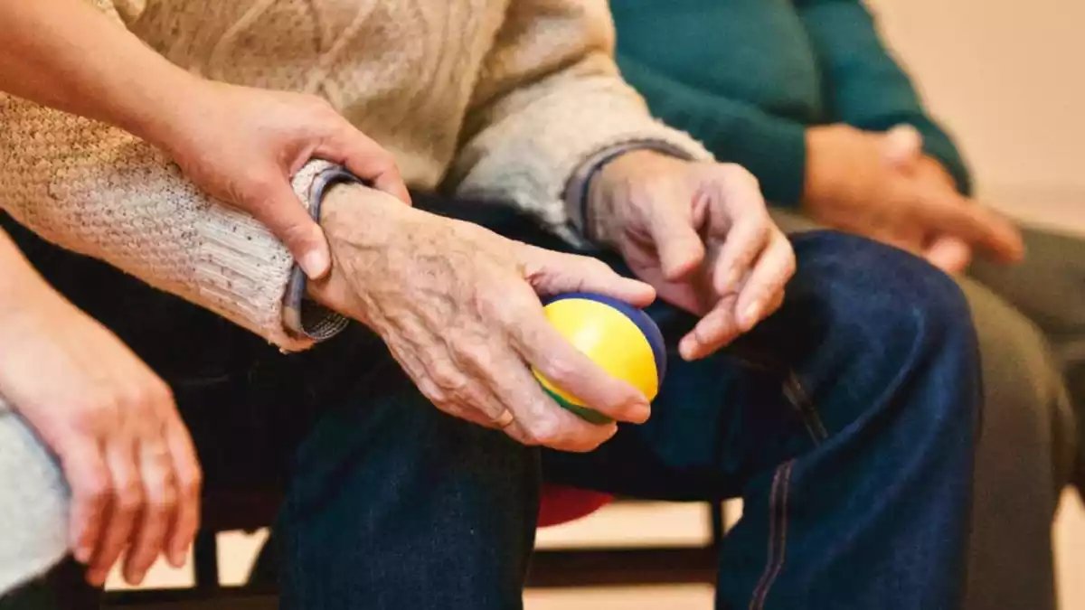 Imatge d'un ancià amb una pilota a la mà