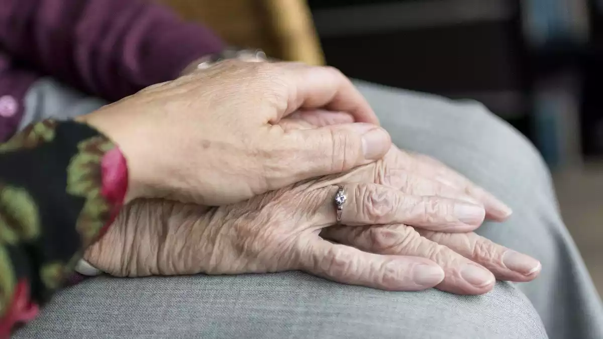 Imatge d'arxiu de les mans d'una persona gran