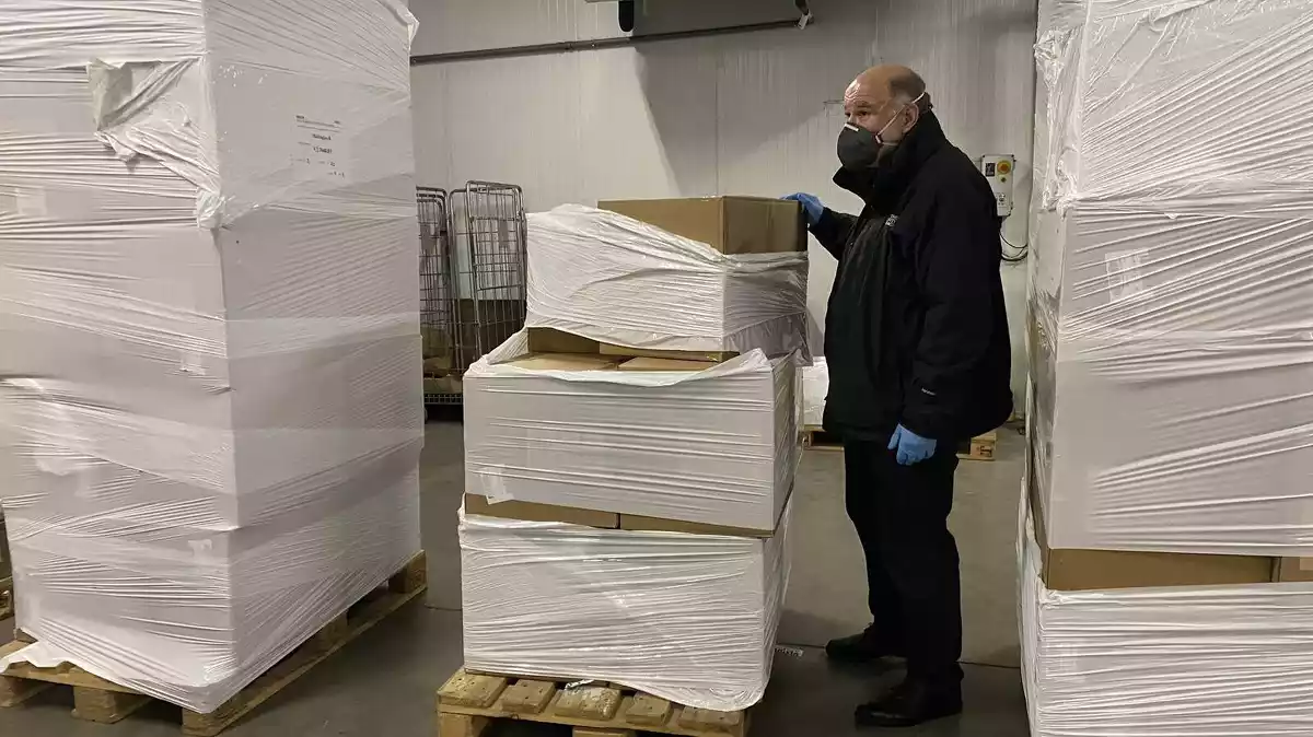 Joan Sabaté, subdelegat del govern espanyol a Tarragona, rep les 180.000 mascaretes