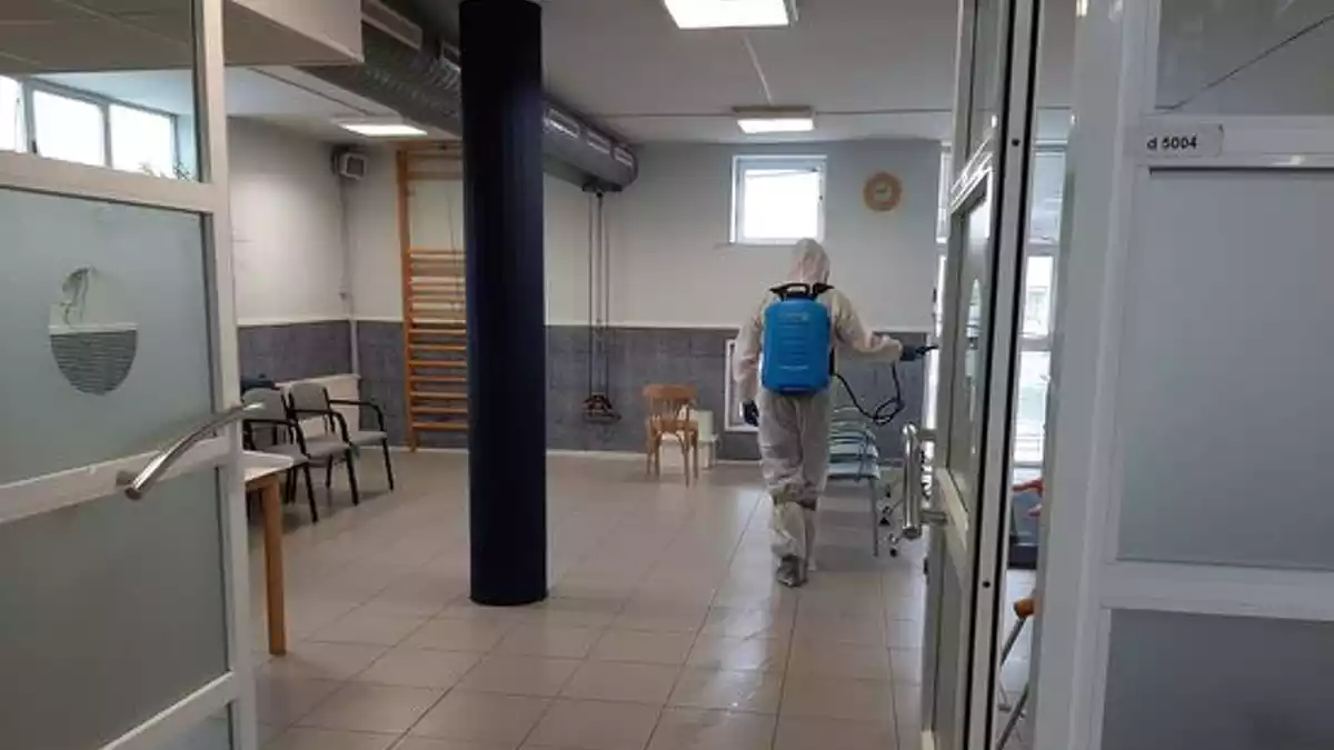 Treballadors d'una empresa especialitzada desinfecten la residència Comtes d'Urgell de Balaguer, el dia 1 d'abril del 2020.