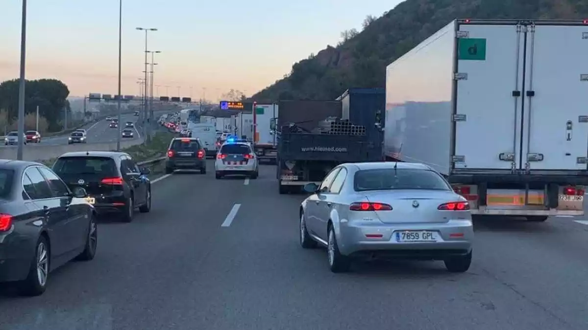 Un accident de trànsit provoca retencions quilomètriques a l'AP-7 a Castellbisbal